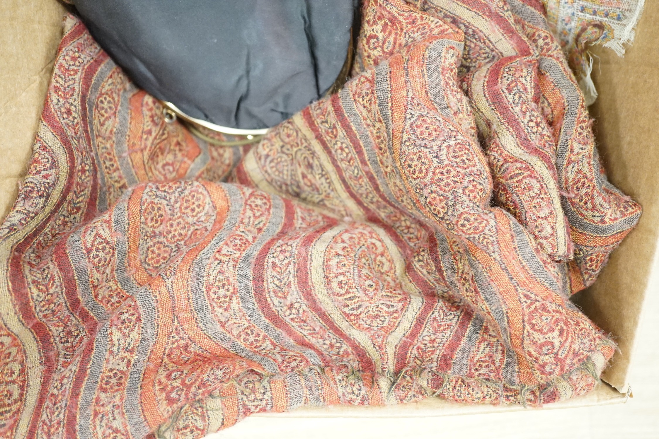 A quantity of mixed linen, together with two paisley seals and other table mats, cloths, etc.